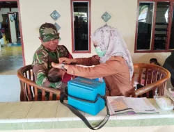 Babinsa Koramil 1405-04/Soppeng Riaja Dampingi Kegiatan Posyandu di Desa Balusu
