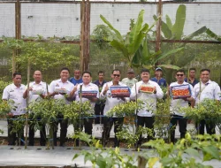 Dukung Ketahanan Pangan, Lapas Banjarbaru Panen 10 Kg Cabai bersama Warga Binaan