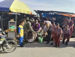 Babinsa Koramil 1404-08/Lanrisang Bersama Warga Kerja Bakti Bersihkan Pasar Tradisional