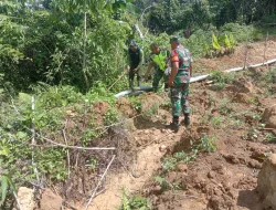 Babinsa Posramil Beutong Ateuh Banggalang Dan PPL Cek Saluran Pipa Irigasi Bersama Kelompok Tani Desa Binaan