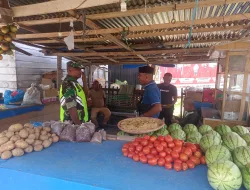 Babinsa Geumpang Sambangi Pedagang Buh di Desa Bangkeh, Pererat Silaturahmi dan Serap Aspirasi Warga