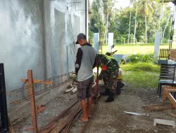 Babinsa Bantu Warga Ikat Besi Pondasi Pembangunan Rumah Warga Binaan