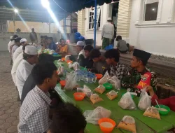 Momentum Ramadan, Babinsa dan Warga Pererat Kebersamaan Saat Buka Puasa di Masjid Jamik Tgk Chik di Reubee