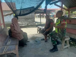Babinsa Posramil Suka Makmue melaksanakan kegiatan komsos dengan Masyarakat di desa binaan