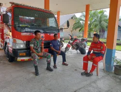 Selalu Bersinergi, Babinsa Koramil 02/Simteng Lakukan Komsos Bersama Damkar