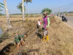 Babinsa Koramil 1404-03/Mattiro Bulu Bersama Warga Kerja Bakti Bersihkan Drainase