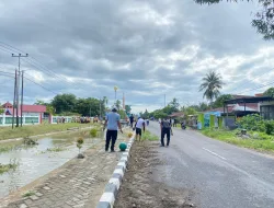 Babinsa Koramil 1404-02/Mattiro Sompe Kerja Bakti Bersihkan Lingkungan