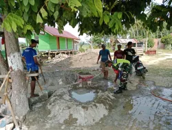 Babinsa dan Warga Gotong Royong Cor Pondasi Pagar Balai Pengajian di Gampong Mesjid Aree