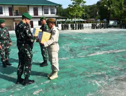 Danrem 181/PVT Pimpin Upacara Bendera 17-AN Dan Serahkan Parcel Lebaran Untuk Anggota.