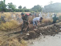 Jelang Idul Fitri 1447 H, Babinsa Koramil 1404-04/Paleteang Bersama Warga Bersihkan Saluran Air Pekuburan