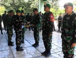 Perkuat Disiplin dan Jati Diri Prajurit, Dandim 1405/Parepare Bagikan Buku Saku Prajurit TNI 2026