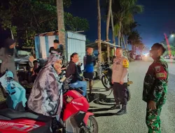 Babinsa 1405-03/Bacukiki dan Bhabinkamtibmas Intensifkan Pemantauan Wilayah, Antisipasi Gangguan Kamtibmas di Titik Keramaian Remaja