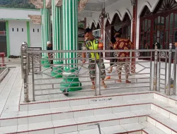 Babinsa Koramil 16/Tangse Bersama Warga Bersihkan Meunasah, Ciptakan Kenyamanan Ibadah di Bulan Ramadan