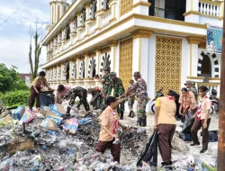 Aksi Nyata TNI di Sorong Selatan, Masjid Dibersihkan Bersama Masyarakat