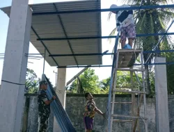 Babinsa Geumpang Ringankan Beban Warga, Bantu Pemasangan Atap Rumah