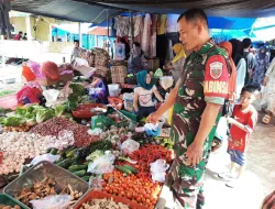 Jelang Idul Fitri 1447 H, Babinsa Koramil 1404-01/Suppa Pantau Harga Sembako di Pasar Tradisional