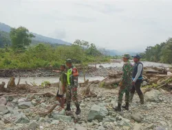 Di Musim Hujan, Babinsa Posramil Beutong Ateuh Banggalang Kontrol Debit Air Irigasi Bersama Petani Binaan