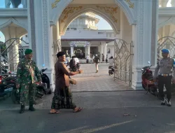 Babinsa dan Bhabinkamtibmas Bersinergi Amankan Pelaksanaan Salat Id di Kecamatan Delima