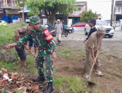 Babinsa Bersama 3 Pilar dan Warga Laksanakan Kerja Bakti Pembersihan Halaman Masjid