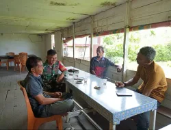 Babinsa Posramil Teupah Barat Komsos Bersama Warga