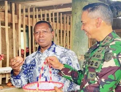 TNI JADI GARDA TERDEPAN, MOMOK KKB PAPUA MAYJEN TNI LUCKY AVIANTO TURUN LANGSUNG JADI PETERNAK AYAM PETELUR