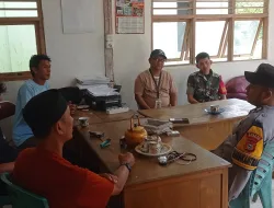 Babinsa dan Bhabinkamtibmas Komsos Bersama Aparat Desa di Mangkawani