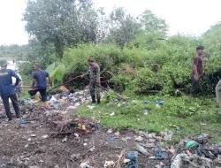 Babinsa Koramil 15/Tiro Gotong Royong Bersihkan Parit dan Himbau Warga Jaga Kebersihan Lingkungan