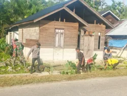 ‎Babinsa Bersama Warga Gotong Royong Bersihkan Parit