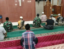 Pererat Silaturahmi Keagamaan, Babinsa Koramil 03/Delima Salat Subuh Berjamaah di Desa Neulop