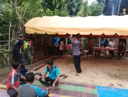 Dengan Jiwa Sosial,Babinsa Bantu Dirikan Tenda Pesta Hajatan Wargn
