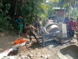 Babinsa Koramil 16/Tangse Turun Tangan Bantu Pengecoran Jalan Desa di Kebun Nilam