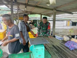 ‎Babinsa Komsos dengan Pedagang Ikan, Babinsa Himbau Hindari Pemakaian Bahan Pengawet