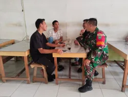Babinsa Koramil 06/Teluk Dalam Komsos Bersama Warga