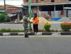 Bagikan Beras Gratis Ke Warga Binaan,Wujud Kepdulian Babinsa Koramil 0907/01 Tarakan Timur