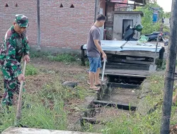 Peduli Kebersihan Lingkungan, Babinsa Koramil 1404-03/Mattiro Bulu Bersama Warga Laksanakan Kerja Bakti