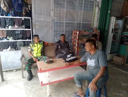 Babinsa Koramil 17/Geumpang Jalin Kedekatan dengan Warga Lewat Komsos di Desa Leupu