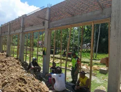 Babinsa Koramil Posramil Teupah Barat Komsos Dengan Pekerja Bangunan KDKMP