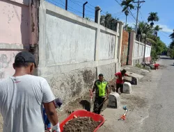 Babinsa dan Warga Desa Tampieng Tunong Gotong Royong Bersihkan Saluran Air, Cegah Banjir dan Jaga Kebersihan Lingkungan