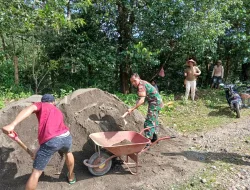 Babinsa Koramil 1405-08/Tanete Riaja Bersama Warga Laksanakan Karya Bakti Pengecoran Jalan Penghubung Antar Dusun