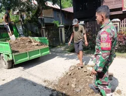 Babinsa Koramil 1405-08/Tanete Riaja Bersama Warga Gotong Royong Perbaiki Akses Jalan Desa Lempang