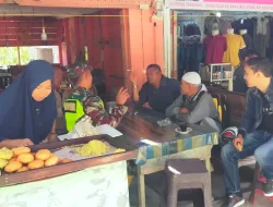 Babinsa Posramil Beutong Ateuh Banggalang melaksanakan Komsos Bersama Masyarakat Di Desa Binaan