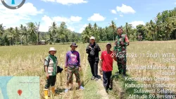 Dukun Ketahanan Pangan, Babinsa Koramil 02/Enrekang Dampingi Tim supervisor Tinjau Lahan Non Rawa