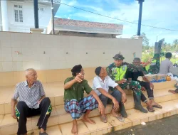 Babinsa Koramil 03/Senagan Timur komsos dengan masyarakat desa binaan