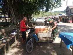 Babinsa Komsos dengan Nelayan Sekaligus Penjual Ikan