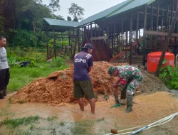 Bersihkan Parit dan Jalan, Babinsa Koramil 01/Simtim Kerja Bakti Bersama Masyarakat
