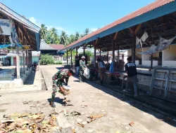 Peduli Kebersihan Lingkungan, Babinsa Koramil 1404-07/Lembang Bersama Warga Bersihkan Pasar Tradisional Pajalele