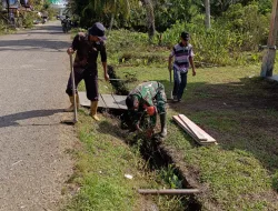 Bersihkan Parit dan Jalan, Babinsa Koramil 01/Simtim Kerja Bakti Bersama Masyarakat
