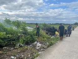 Babinsa Koramil 1404-01/Suppa Bersama Warga Kerja Bakti Bersihkan Saluran Air dan Pinggir Jalan