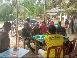 BABINSA POS RAMIL TADU RAYA MELAKSANAKAN KOMSOS DENGAN TOKOH MASYARAKAT DI SALAH SATU WARUNG DI DESA BABAH RO