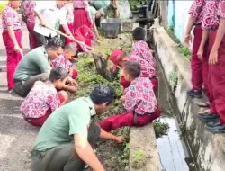 Personel Kodim 1404/Pinrang Ajak Siswa SDN 172 Pinrang Kerja Bakti Bersihkan Lingkungan Sekolah